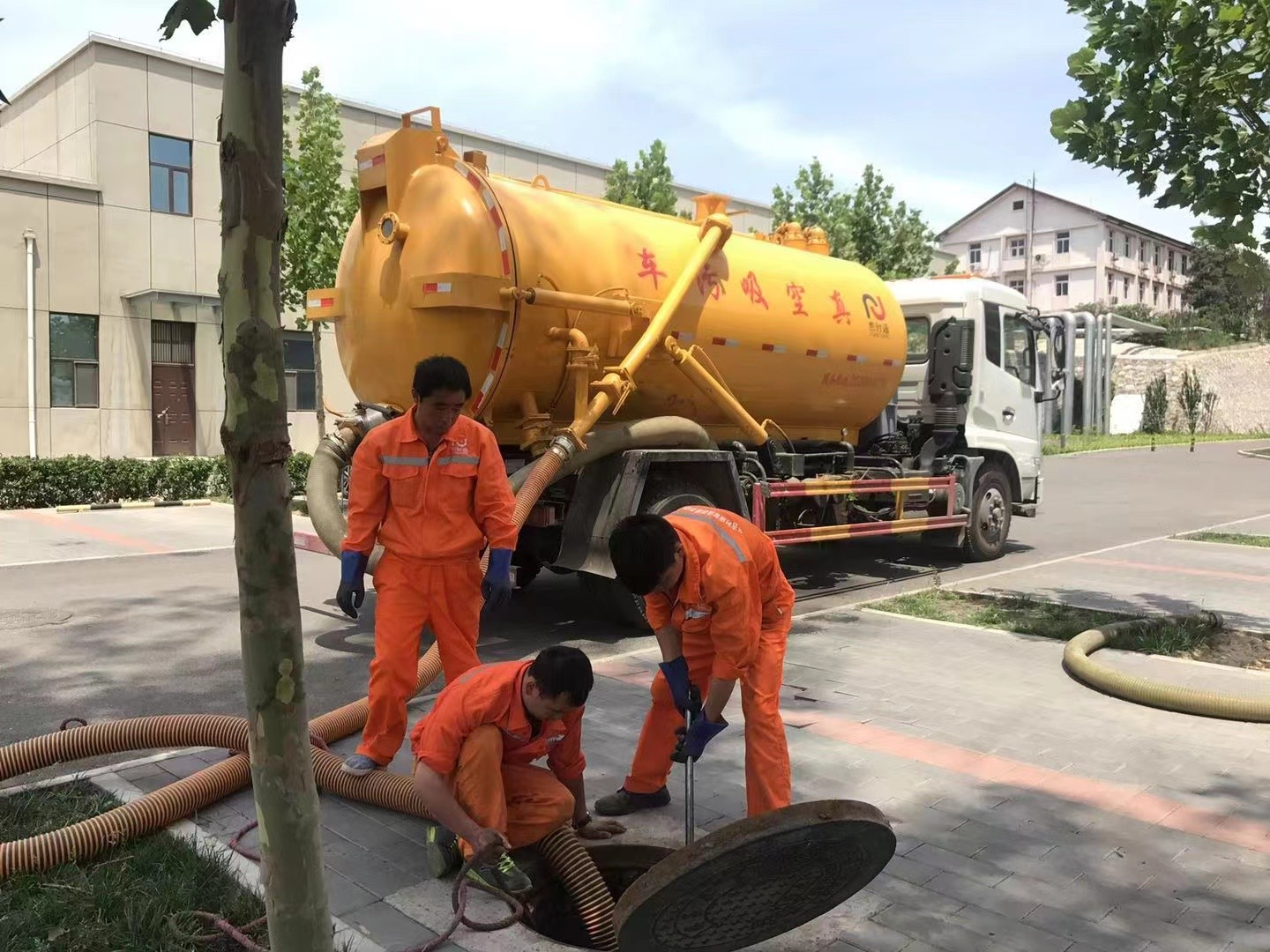 昭化管道疏通车停在窨井附近