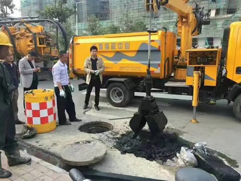 昭化街道：网格员化身“清道夫”，为民解忧疏通“堵心”化粪池