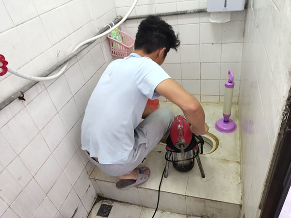 昭化肥皂掉到马桶里把马桶堵住了怎么办？马桶堵住了怎么办