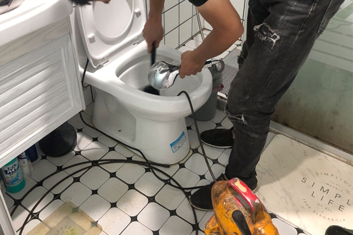 昭化马桶堵塞自己疏通还是找师傅？专业上门服务让你省时更省心